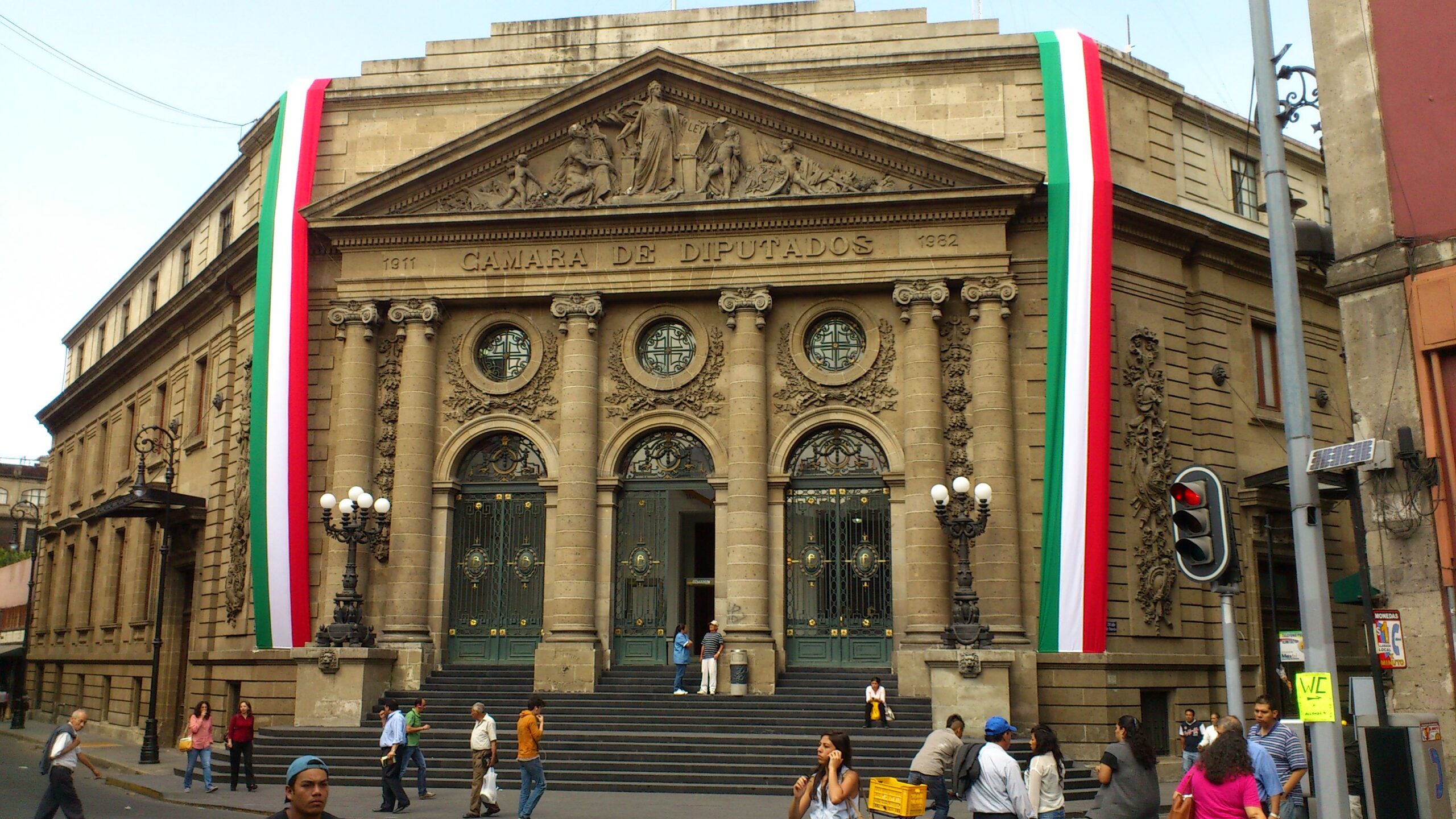 Congreso CDMX regula uso de celulares